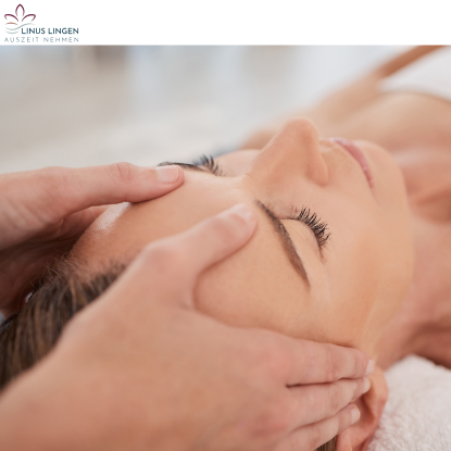 Eine Frau liegt entspannt auf dem Rücken. Ihre Augen sind geschlossen. Zwei Hände massieren gerade ihre Stirn.