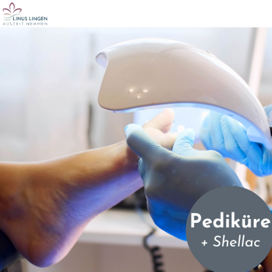 Bei einer Pediküre mit Shellac wird der Fuß einer Person unter einer UV-Lampe ausgehärtet. Eine Fachkraft trägt dabei Handschuhe und hält den Fuß während der Behandlung vorsichtig fest.